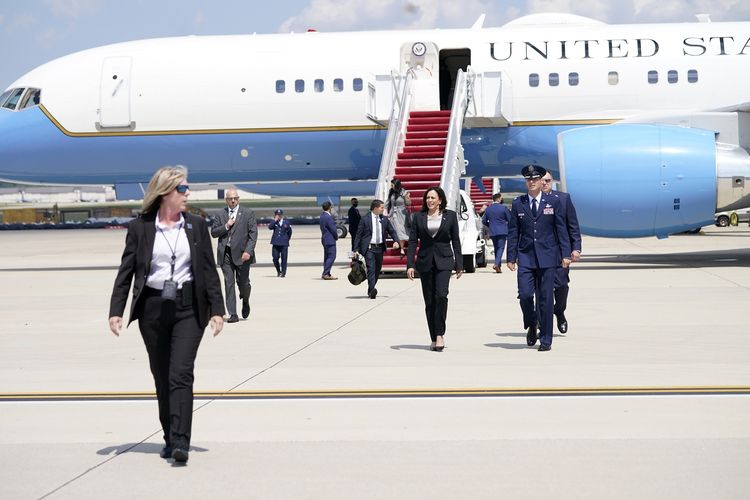 Wakil Presiden Amerika Serikat Kamala Harris turun dari Air Force Two yang mendarat darurat karena masalah teknis, dan kembali ke Pangkalan Gabungan Andrews, Minggu (6/6/2021), saat hendak menuju Guatemala.