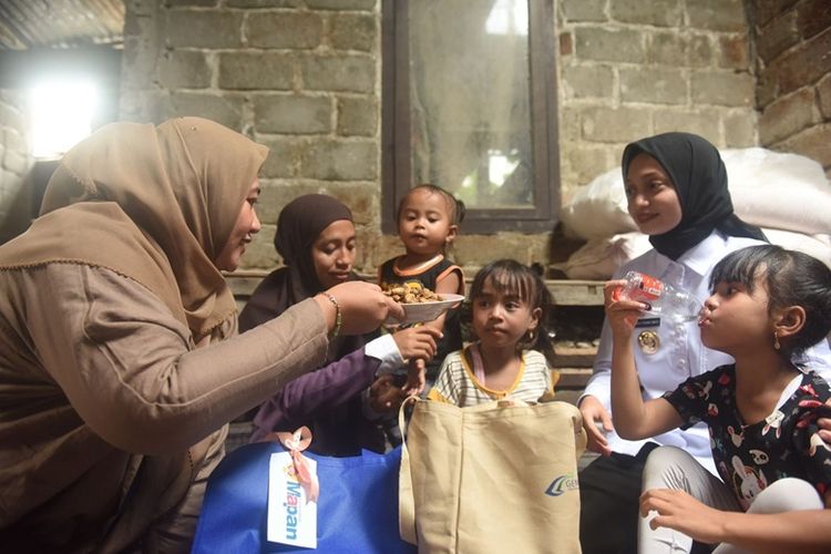 Wali Kota Kediri Vinanda Prameswati bersama Ketua TP PKK Kota Kediri Faiqoh Azizah Muhammad memberikan paket bantuan pangan kepada tiga balita stunting di Kelurahan Gayam, Rabu (28/5/2025).