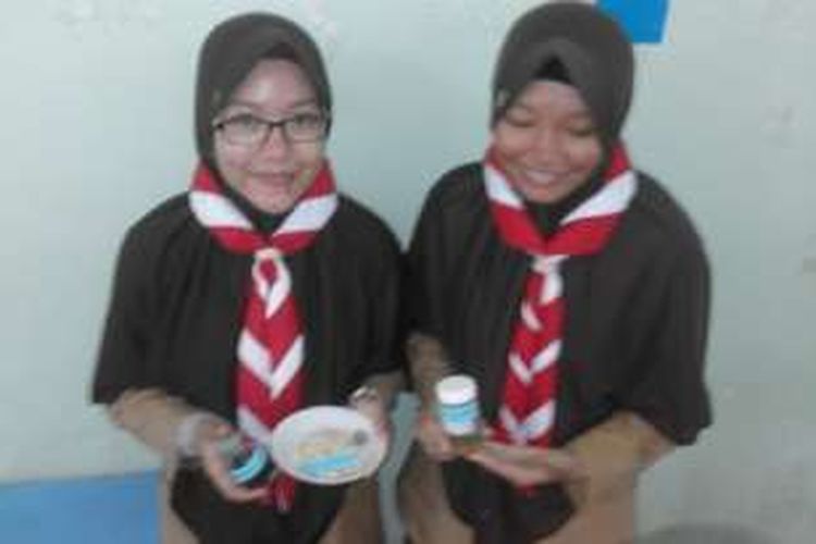 Nur Bella Turcica Anibah dan Zahira Amalia siswi kelas XI Mipa 1, SMAN 2 Kabupaten Bengkulu, Selatan, Provinsi Bengkulu, menemukan obat penyakit kanker dari buah kebiul (Caesalpinia Bonduc L).