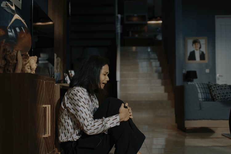 Sekar (Adinia Wirasti) meluapkan kemarahan dan kesedihan saat mengetahui perselingkuhan suaminya, Ivan (Chicco Jerikho), dalam serial Mendua.