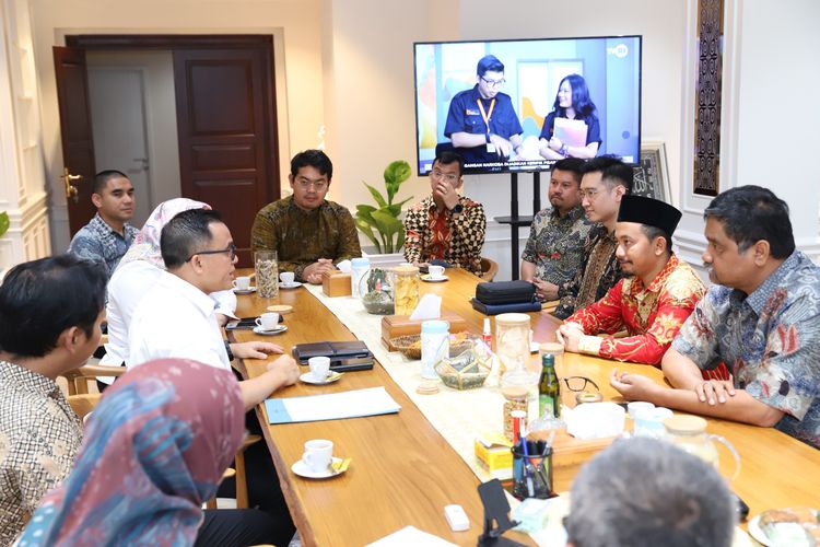 Praktisi Teknologi Ainun Najib (memakai kopiah) bersama jajarannya dan Menteri Pendayagunaan Aparatur Negara dan Reformasi Birokrasi (Menpan-RB) Abdullah Azwar Anas saat berdiskusi tentang Sistem Pemerintahan Berbasis Elektronik (SPBE) di Kantor Kemenpan-RB di Jakarta, Senin (6/11/2023).