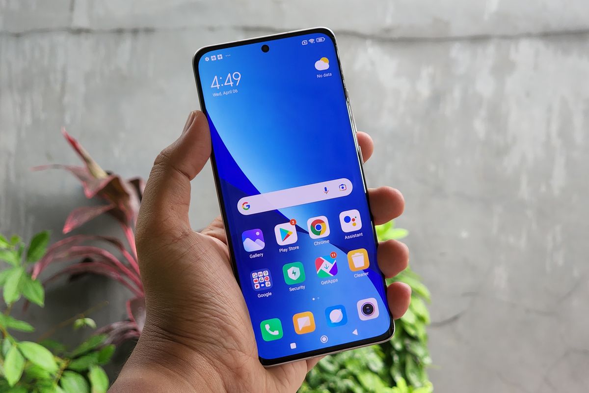 Tampilan bagian layar Xiaomi 12. Di atas kertas, Xiaomi 12 memiliki panel AMOLED berukuran 6,28 inci dengan resolusi Full HD Plus, refresh rate 120 Hz, dan touch sampling rate 480 Hz.