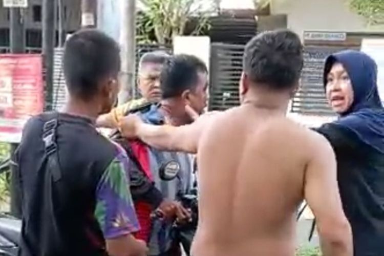 Pria Paruh Baya di Makassar di keroyok warga karena diduga pelaku penculikan anak