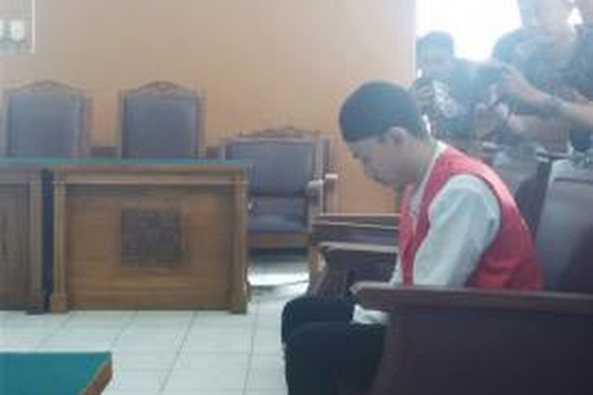 Muhammad Prio Santoso (24) yang terdakwa pembunuhan Deudeuh Alfi Sahrin disidang di PN Jakarta Selatan, Senin (21/9/2015). 