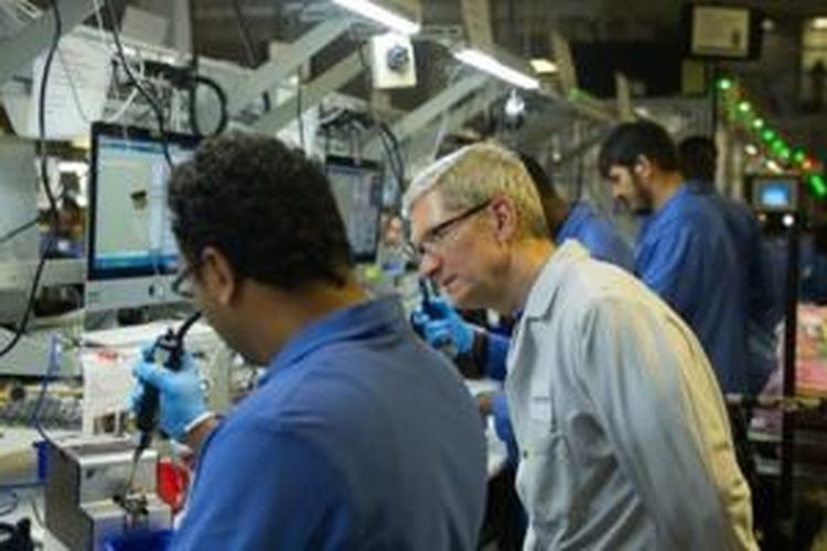 Foto CEO Apple Tim Cook di depan komputer iMac yang menjalankan Windows di pabrik Apple, Austin, AS