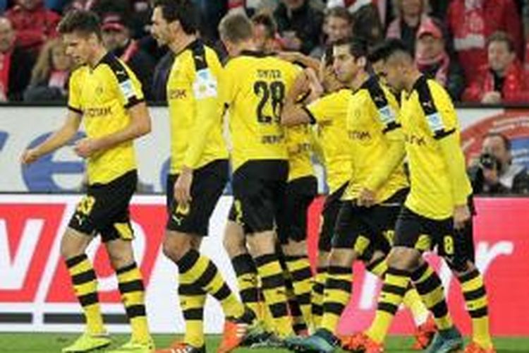 Para pemain Borussia Dortmund merayakan gol ke gawang Mainz 05 pada lanjutan Bundesliga di Stadion Coface Arena, Jumat (16/10/2015).