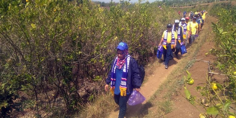 Wisatawan siap-siap memanen buah apel di Desa Sumber Kondo, Kecamatan Bumi Aji, Kota Batu, Jawa Timur, Sabtu (20/10/2018).