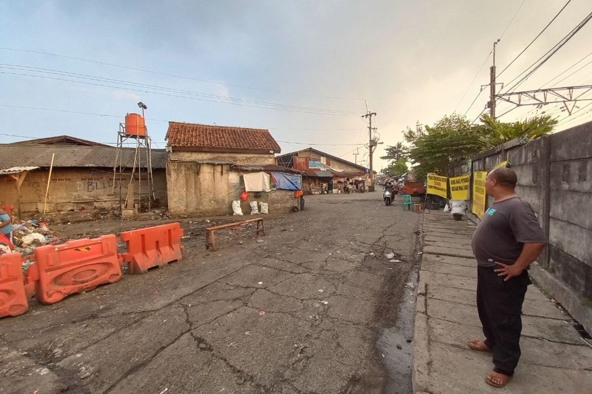 Kondisi Jalan Kemiri Muka, Depok, bersih dari tumpukan sampah di TPS, Pasar Kemiri Muka pada Rabu (31/5/2023).