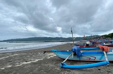 Menikmati Deburan Ombak Sore Hari di Pantai Teluk Penyu Cilacap