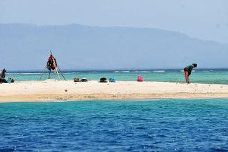 Nelayan melaksanakan shalat dzuhur di kawasan perairan Gili Kapal, Lombok Timur, Nusa Tenggara Barat.