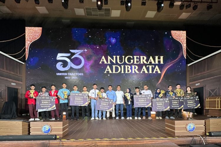 Penyerahan simbolis hadiah kepada para Juara 1 setiap kategori SOBAT Competition pada perayaan HUT UT 2025 oleh Direktur Corporate Communications & Sustainability UT, Ari Sutrisno.