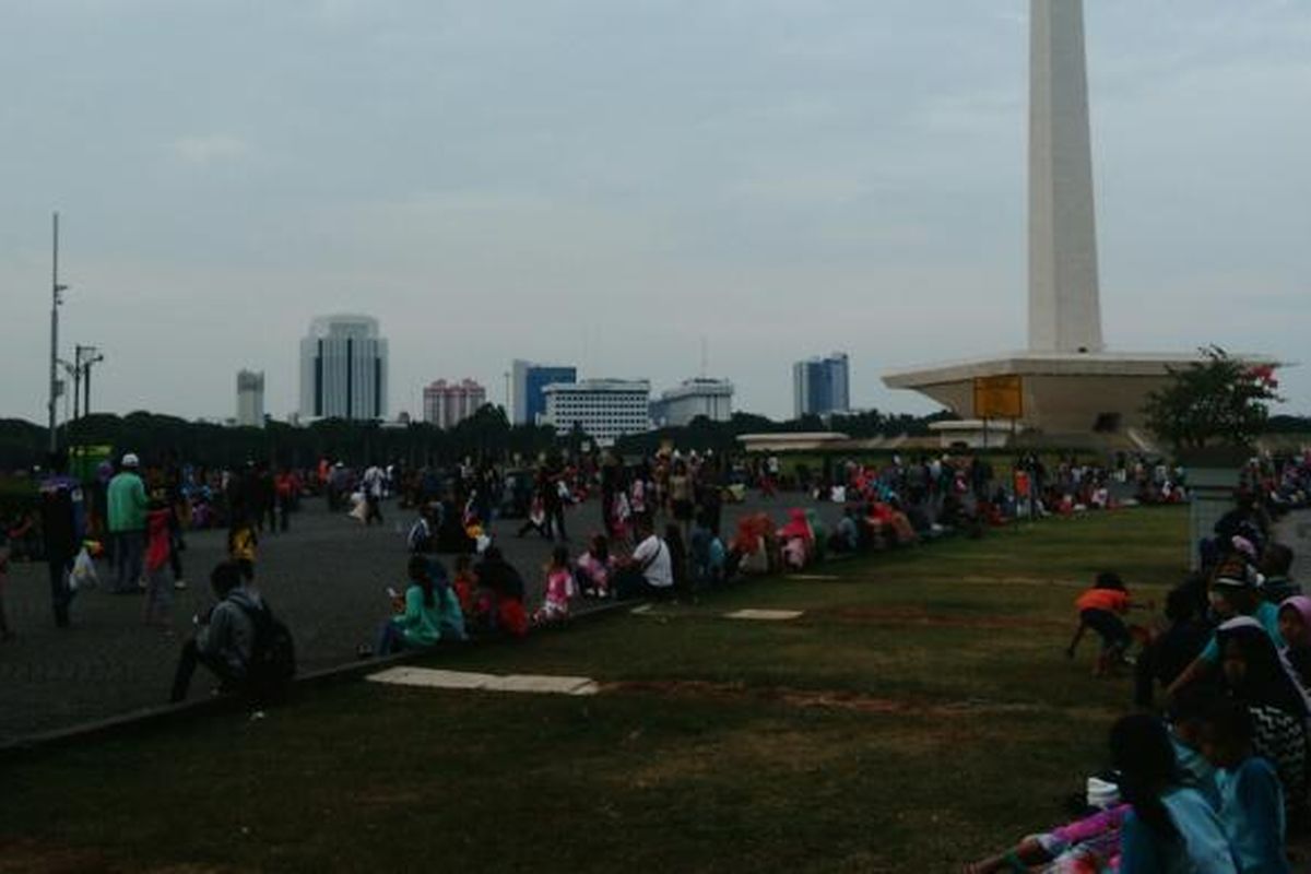 Menyambut malam tahun baru 2017 kawasan Monas di Jakarta Pusat terpantau terus didatangi para pengunjung, Sabtu (31/12/2016). 