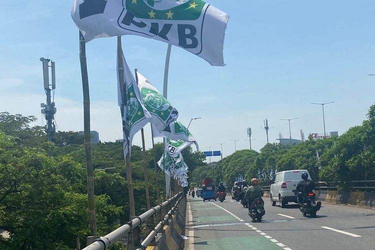 Sejumlah bendera partai politik dari Partai Kebangkitan Bangsa (PKB) mewarnai sepanjang Flyover Kodamar, Sunter Jaya, Tanjung Priok, Jakarta Utara. 