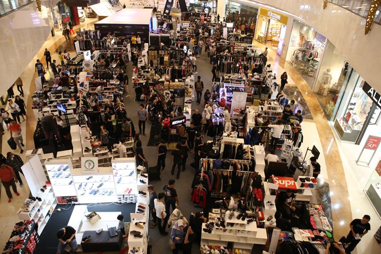 Sebanyak 65 pedagang dengan 100 lapak meramaikan pergelaran Sneakerpeak Kemang Vol.3, yang dibuka Rabu (18/4/2018), dan akan berlangsung hingga Minggu (22/4/2018) di Lippo Mall Kemang, Jakarta. 