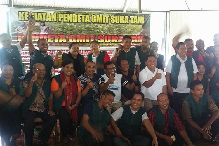 Puluhan pendeta Gereja Masehi Injili Timor (GMIT) di Nusa Tenggara Timur (NTT) yang belajar bertani di Sekolah Lapangan Nekamese, sedang pose bersama Ketua Komisi V DPR Fary Djemi Francis 