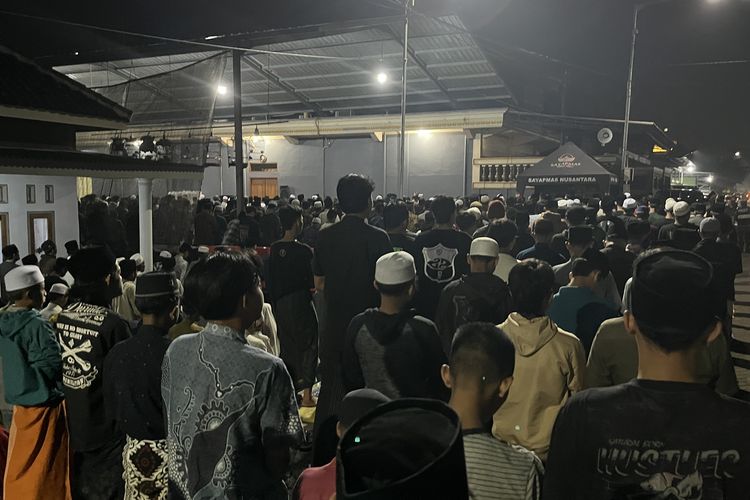 Jemaah shalat tarawih di masjid Al-Ilyas Malang meluber hingga ke badan jalan raya Gondanglegi-Kepanjen.