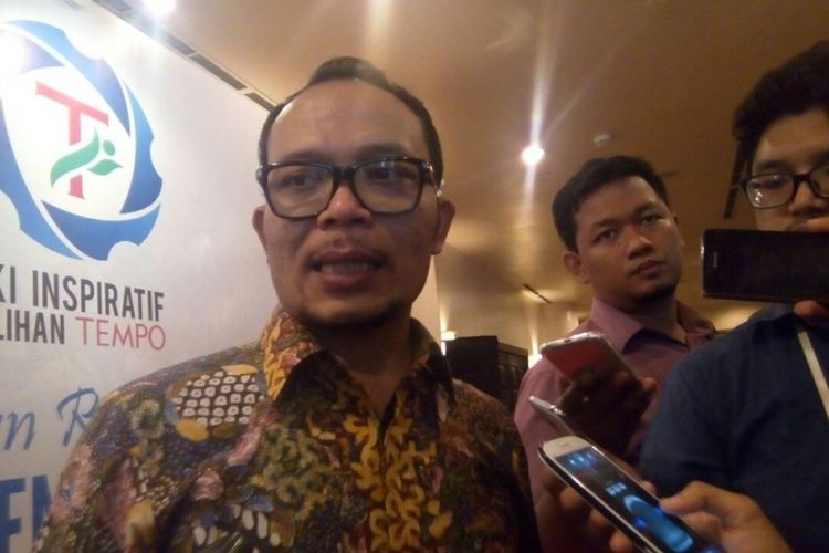 Menteri Ketenagakerjaan Hanif Dhakiri usai membuka sebuah acara penghargaan di bidang ketenagakerjaan, di Jakarta, Senin (15/5/2017). Terkait virus WannaCry, Hanif memastikan data-data Kementerian Ketenagakerjaan masih aman.