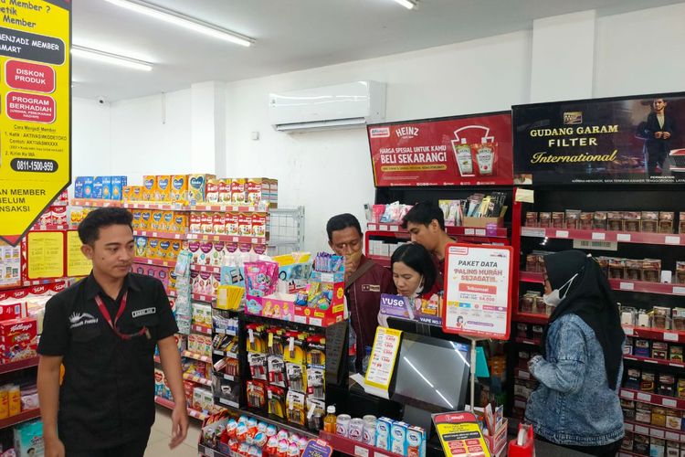 Pegawai minimarket yang dirampok di Jalan Kembangan Utara, Kembangan, Jakarta Barat, Senin (18/9/2023). 