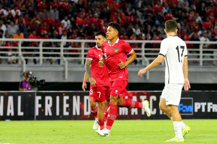 Pemain timnas Indonesia Wahyu Prasetyo dan Lilipaly saat pertandingan FIFA Matchday Indonesia vs Turkmenistan yang berakhir dengen skor 2-0 di Stadion Gelora Bung Tomo Surabaya, Jumat (8/9/2023) malam.