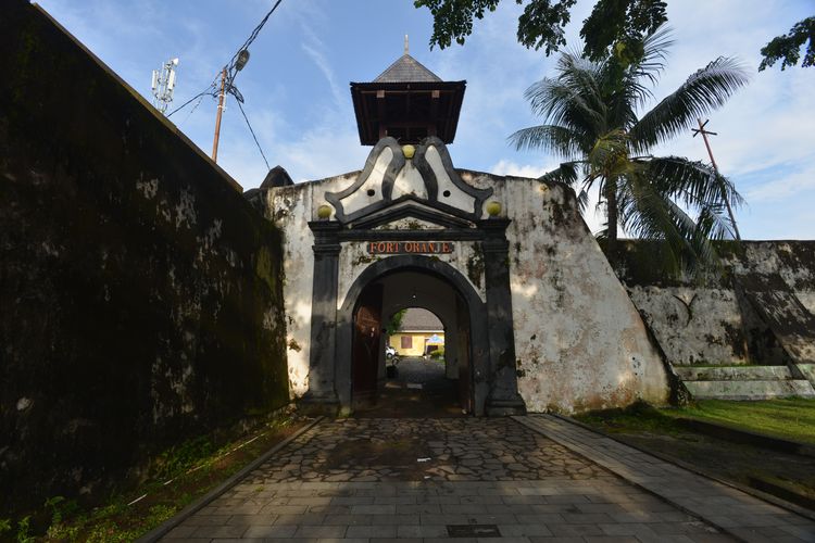 Pintu masuk Benteng Oranje atau Fort Oranje, destinasi wisata di Ternate, Maluku Utara.