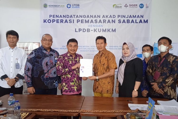 Penandatanganan akad kredit antara Koperasi Pemasaran Sarana Bangun Lampung (Sabalam) menandatangani akad pinjaman senilai Rp 4,5 miliar dengan Lembaga Pengelola Dana Bergulir Koperasi UMKM