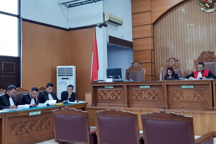 Hakim tunggal, Krisnugroho memimpin jalannya sidang permohonan praperadilan mantan anggota Komisi VI DPR, I Nyoman Dhamantra di Pengadilan Negeri Jakarta Selatan, Senin (4/11/2019).