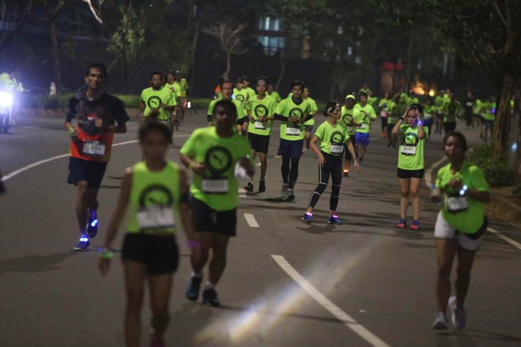 Para peserta saat mengikuti acara Puma Night Run di Kawasan Bumi Serpong Damai (BSD), Tangerang, Banten, Sabtu (02/09/2017). Puma mengadakan Lari maraton malam hari ini pertama kali di Indonesia, sekitar 5000 peserta dari berbagai daerah seperti Medan, Malang, Surabaya dan Jabodetabek berlari dalam dua kategori yaitu 6 kilometer dan 12 kilometer.