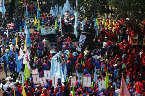 Massa Buruh Tetap Bertahan di Tengah Guyuran Hujan