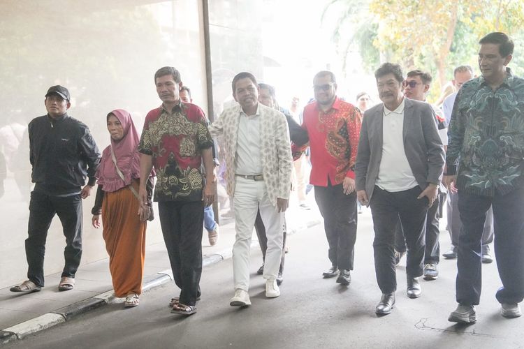 Keluarga Hadi Saputra, terpidana kasus Vina dan Eky, melaporkan Iptu Rudiana ke Bareskrim Polri didampingi Dedi Mulyadi, pada Rabu (17/7/2024).