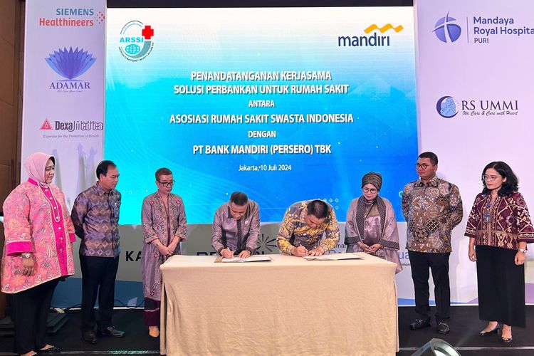 Bank Mandiri dan Asosiasi Rumah Sakit Swasta Indonesia (ARSSI) melakukan penandatanganan kerja sama terkait penyediaan layanan perbankan di RS dalam kegiatan Seminar Nasional XI dan Healthcare Expo IX di Jakarta, Rabu (10/7/2024).
