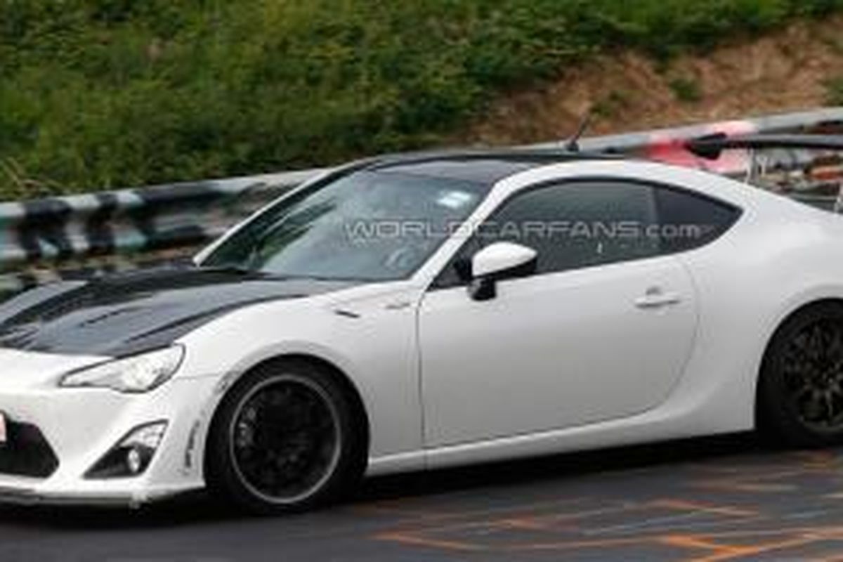 Toyota GT 86 edisi facelift kepergok sedang diuji di sirkuit Nurburgring, di Jerman.