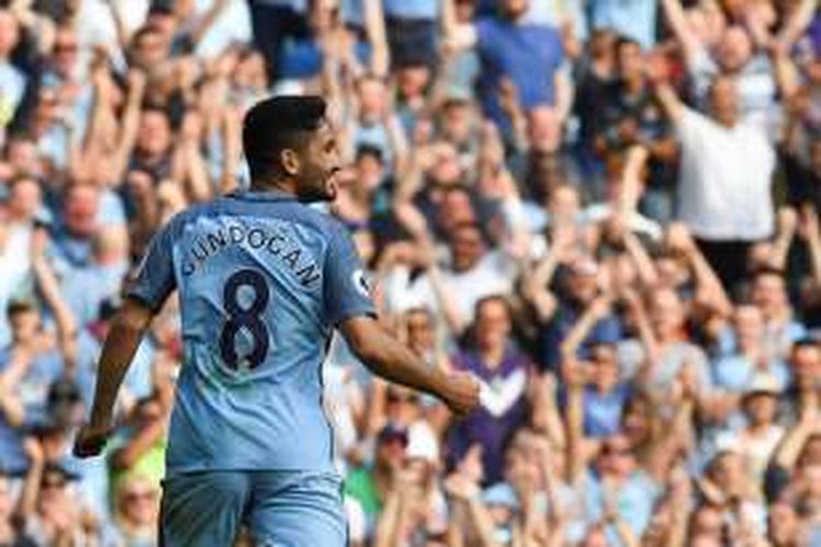 Ilkay Guendogan merayakan gol Manchester City ke gawang AFC Bournemouth pada partai Premier League di Stadion Etihad, Sabtu (17/9/2016).