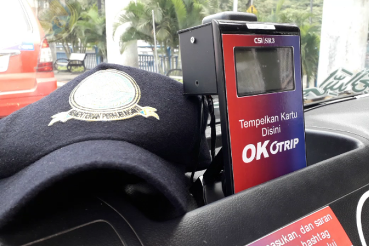 Angkot OK-4 yang melayani rute Grogol - Tubagus Angke menjalani uji coba operasi OK Otrip pada Senin (19/2/2018).