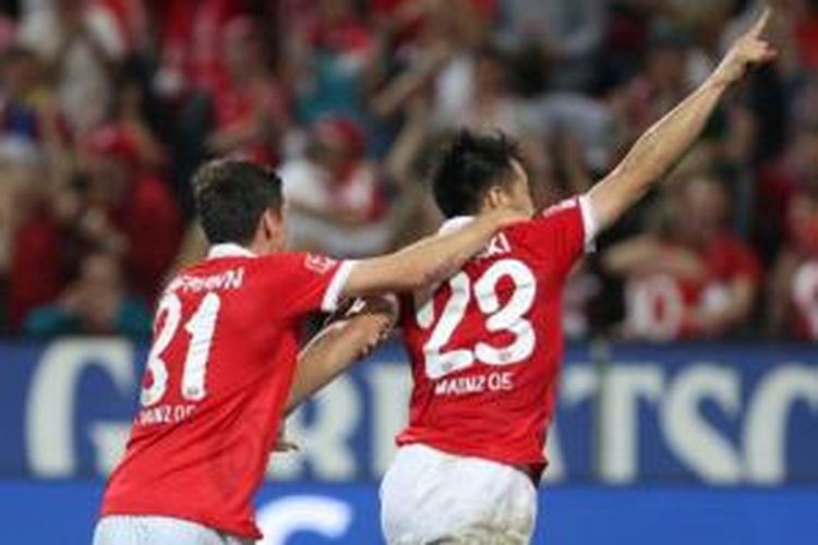 Striker FC Mainz, Shinji Okazaki (kanan), merayakan gol ke gawang Borussia Dortmund pada laga Bundesliga di Coface Arena, Mainz, Sabtu (20/9/2014).