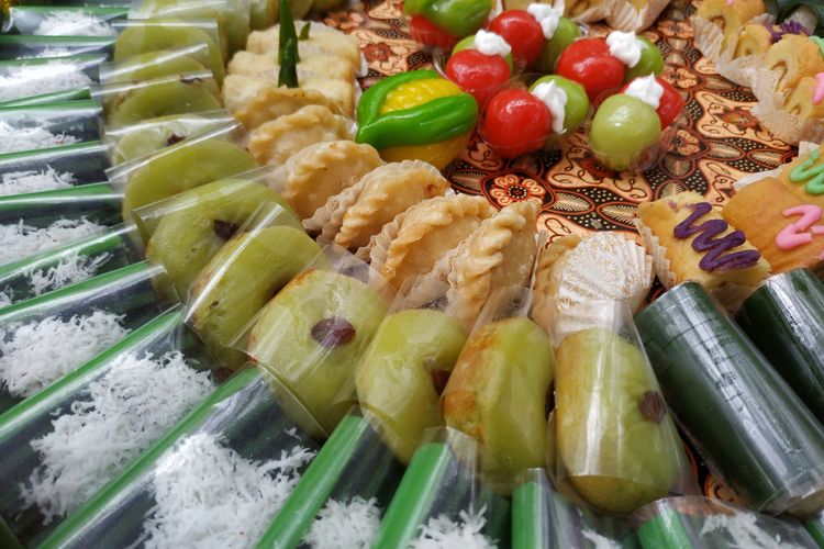  ilustrasi jajan pasar yang sudah dikemas rapi.