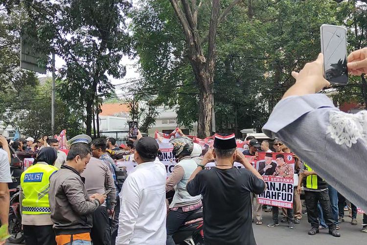 Aksi massa membentangkan spanduk Ganjar-Mahfud sebagai bentuk dukungan untuk Ganjar Pranowo dan Mahfud MD calon presiden dan calon wakil presiden, terjadi di depan Kantor DPP PDI-P, Jalan Diponegoro, Menteng, Jakarta Pusat, Rabu (18/10/2023).