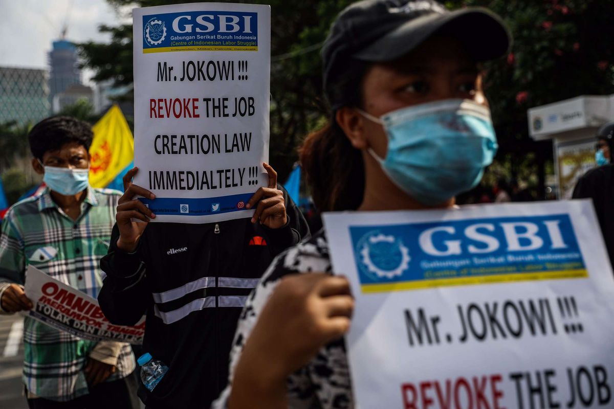 Mahasiswa yang tergabung dalam BEM Seluruh Indonesia (SI) melakukan aksi unjuk rasa di kawasan Patung Kuda, Jakarta Pusat, Selasa (20/10/2020). Mereka menolak pengesahan omnibus law Undang-undang Cipta Kerja yang bertepatan dengan satu tahun pemerintahan Jokowi-Maruf.