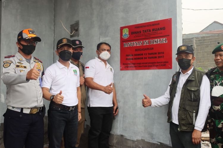 Bangunan liar yang disegel oleh Dinas Tata Ruang (Distaru) Kota Bekasi pada Rabu (15/6/3022) di Jalan Palem Raya, RT 04 RW 01 Kelurahan Jakasetia, Kecamatan Bekasi Selatan. (Dok. Humas Pemkot Bekasi).