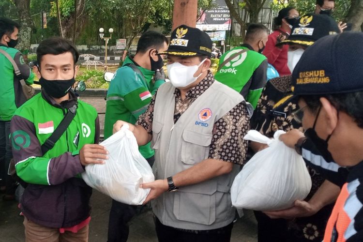 Bupati Semarang Ngesti Nugraha memberi bantuan kepada driver ojek online.