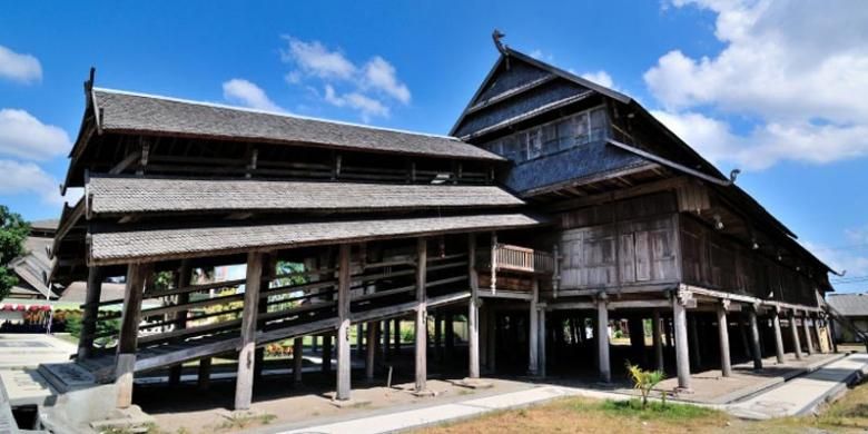 Istana Dalam Loka, Istana Kesultanan Sumbawa pada masa Sultan Jalaluddin III dibangun tahun 1885.