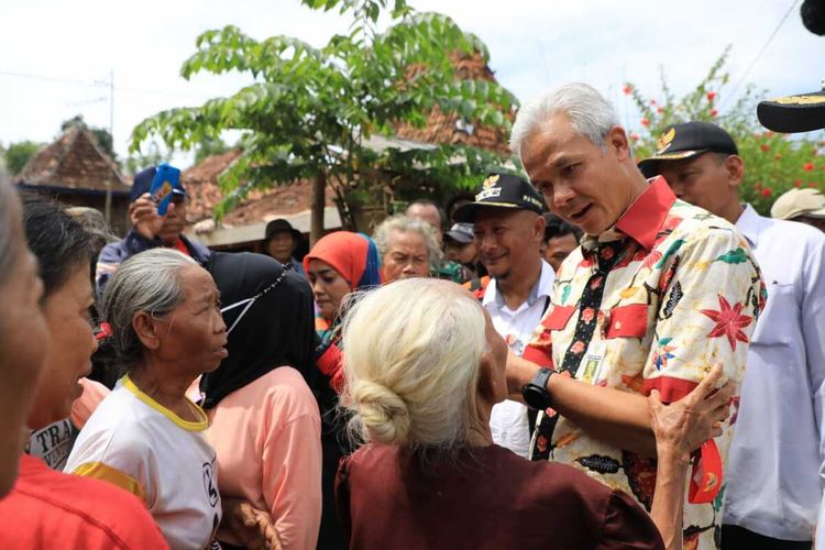 Gubernur Jateng Ganjar Pranowo saat mengunjungi wilayah terdampak banjir bandang di Kecamatan Tambakromo, Pati, Rabu (7/12/2022).