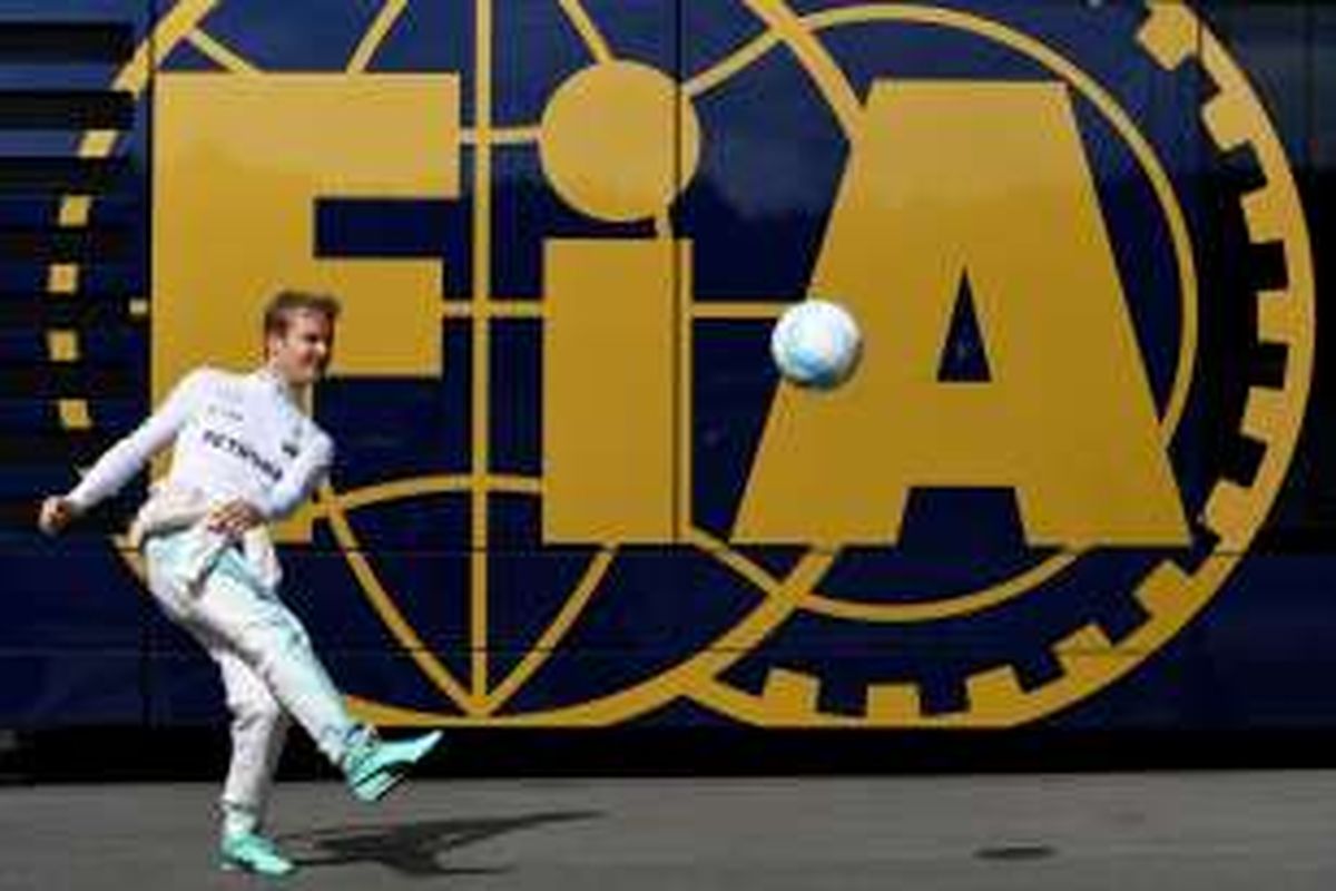 Pebalap Mercedes asal Inggris, Nico Rosberg, bermain dengan bola sebelum menjalani sesi latihan pertama GP Austria di Red Bull Ring, Jumat (1/6/2016).