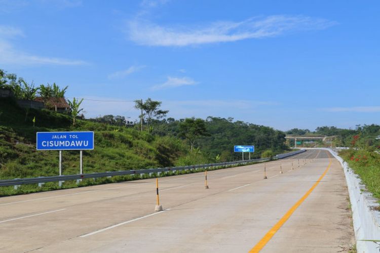 Dua ruas Jalan Tol Cisumdawu akan menjalani Uji Laik Fungsi (ULF) pada awal November 2022.