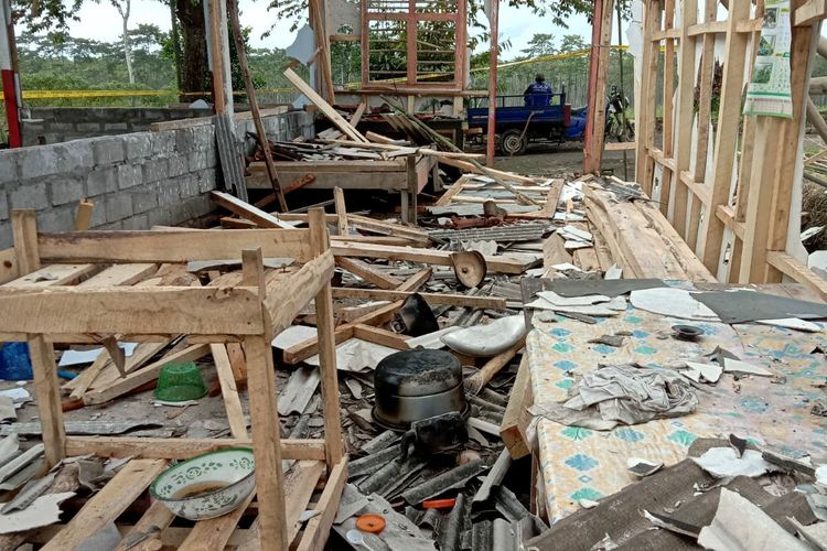 Bangunan sekretariat paguyuban petani Kelud makmur (PPKM) di area perkebunan di Kecamatan Gandusari, Kabupaten Blitar dirusak oleh sejumlah orang pada Jumat (14/10/2022).