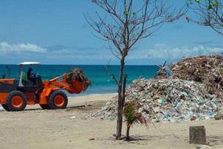 Sejak akhir tahun 2012 hingga Selasa (29/1/2013), Pantai Kuta, Kabupaten Badung, Bali, terus menghasilkan tumpukan sampah yang dibawa arus ke pantai. Puluhan truk sampah dan beberapa alat berat mengangkut sampah yang jumlahnya diperkirakan lebih dari 50 ton per hari. Ini merupakan fenomena tiap akhir tahun di Kuta.

