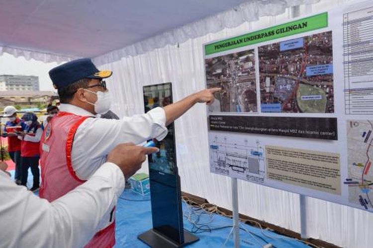 Menhub Budi Karya Sumadi saat meninjau proyek pembangunan rel ganda (double track) KA Solo Balapan-Kalioso pada Sabtu (26/11).