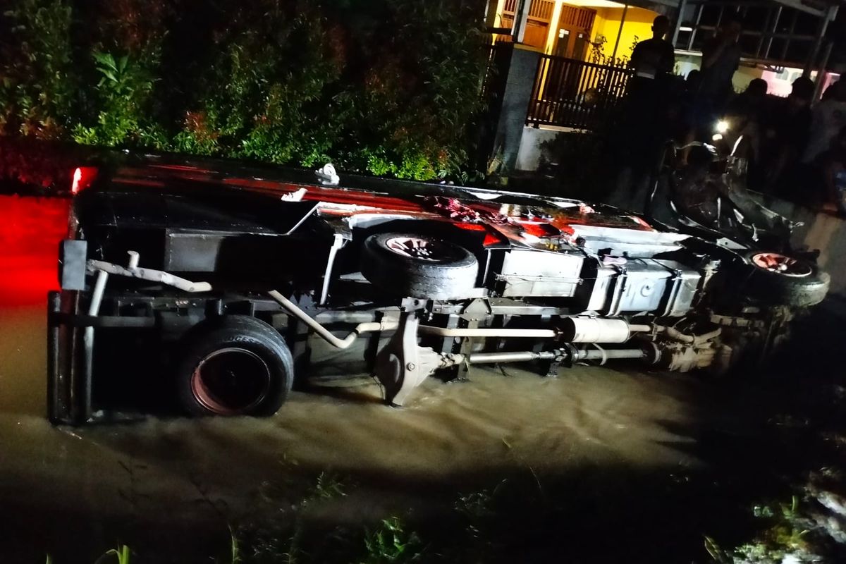 MASUK SUNGAI--Inilah mobil elf yang mengangkut rombongan pelajar SD masuk sungai usai terlibat kecelakaan beruntun di ruas jalan tujuan Ponorogo-Wonogiri km. 6-7 di Desa Carat Kecamatan Kauman, Kabupaten Ponorogo, Jawa Timur, Kamis (16/2/2023).