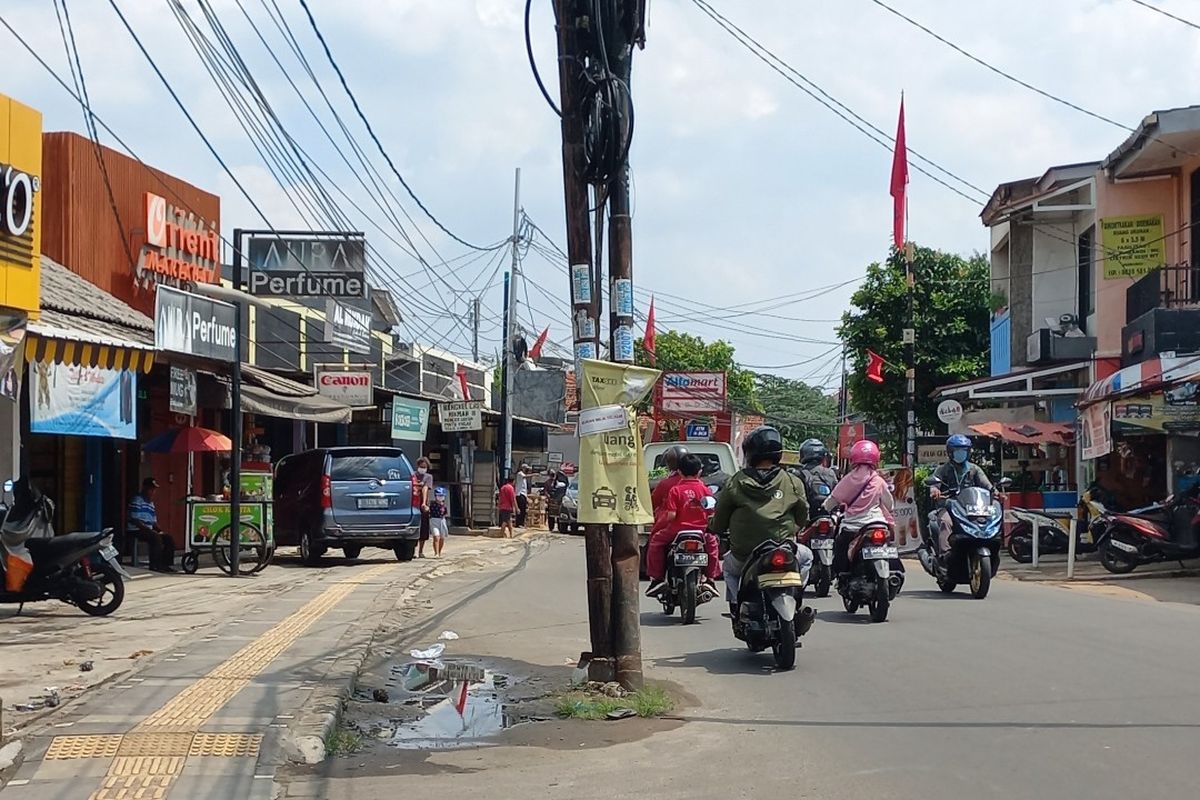 Sejumlah tiang berdiri di badan Jalam WR Supratman, Ciputat Timur,bTangerang Selatan, Senin (20/9/2021).