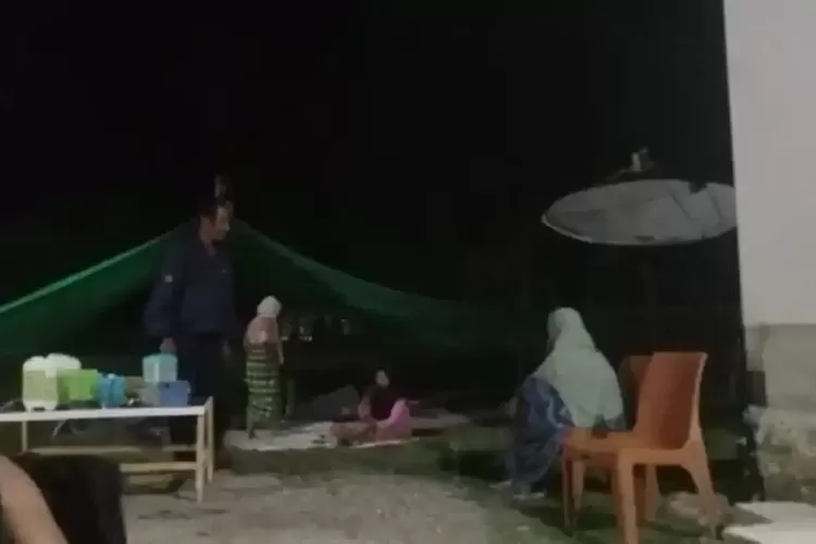 Korban Gempa di Riung Ngada Belum Tersentuh Bantuan Pemerintah, Bikin Posko Pakai Selimut dari Reruntuhan