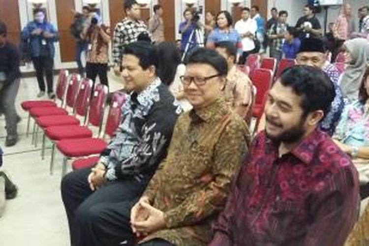 Ketua KPU Husni Kamil Manik, Menteri Dalam Negeri Tjahjo Kumolo, dan Wakil Ketua MK Anwar Usman, dalam peresmian Pilkada serentak di Gedung KPU, Jakarta, Jumat (17/4/2015).